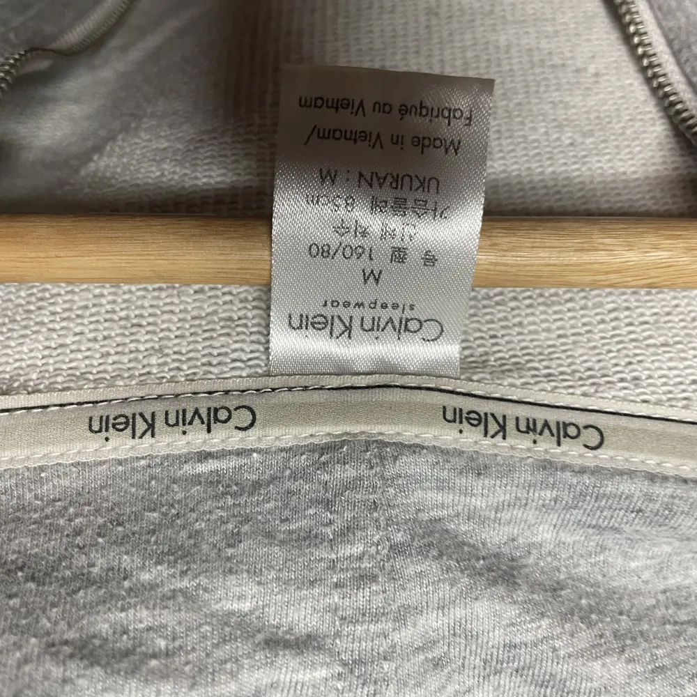 Säljer min Calvin Klein hoodie eftersom jag inte använder den längre. Som man ser på bilden har den fått noppar som borde vara lätta att tas bort. (Nypris 520kr). Hoodies.