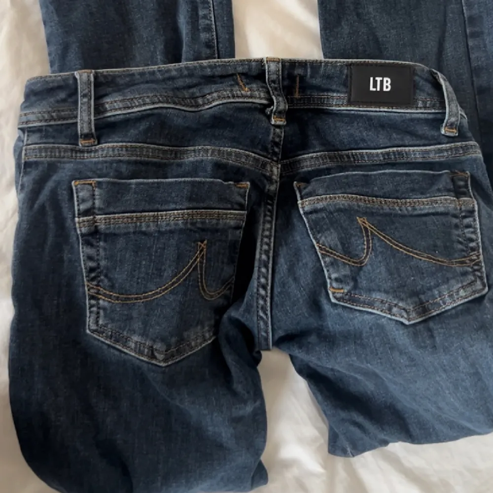 Säljer mina super snygga bootcut jeans från ltb. Storlek 24/30 och säljer för 450 kr. Bra skick då de inte är använda så mycket men när jag har använt dem har jag använt dem sparsamt💕Köparen står för frakten, jag kan mötas upp!. Jeans & Byxor.