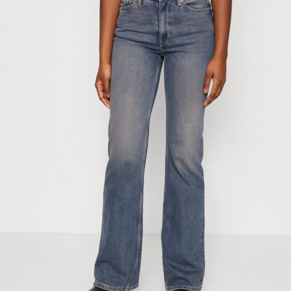 Använt väldigt lite, super fina jeans men har blivit för små för mig. Mid rise, långa utsvängda ben.. Jeans & Byxor.