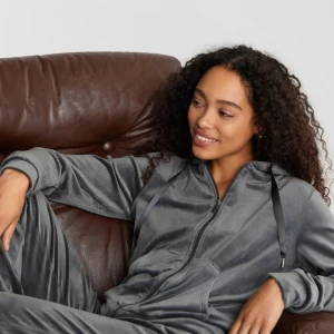 Gina tricot velour hoodie - Säljer en jätte mysig velour tröja då den inte kommer till användning. Den har inga defekter och är i storlek S