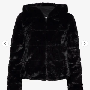 Pälsjacka - Pälsjacka från Only  Nypris 559kr Bra skick, som ny