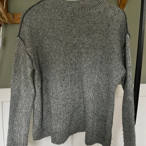 Stickadtröja  - Stickad herr tröja i ull från Weekday strl M 