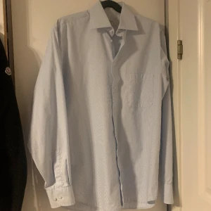 Oscar Jacobson  - Väldigt fin skjorta från Oscar Sweden sick 8/10 använd få tal gånger pris är diskuteras om de så önskas 
