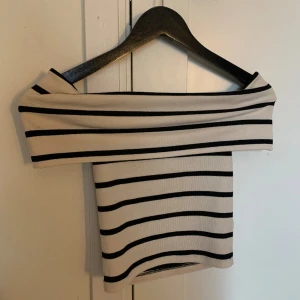 Gina Tricot topp - Säljer denna fina off shoulder tröja från Gina Tricot då den inte kommit till användning. Den är i fint skick och är i storlek Xs❤️