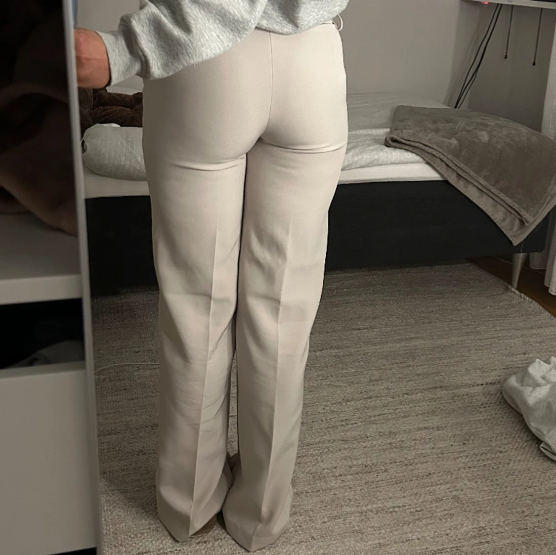 Beiga kostymbyxor från bikbok  - 91