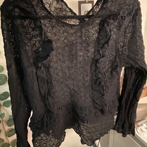 Svart blus  - Svart blus med mönster 