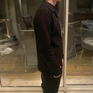 Overshirt - Köpte denna tröja från volt i Göteborg förra året från volt för 1500 kr. Det är en overshirt från SAMSÖE som är ett riktigt fint märke. Perfekt köp till våren och även bra köp för priset. Tänkte sälja den för 650