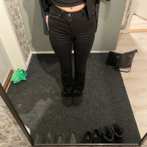 Lee jeans - Super fina lee jeans i nytt skick, vida i benen och passar allt! Säljer då jag inte använder dom längre🩷