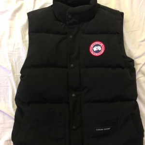 canada goose - Jätte snygg o fräsch canada goose väst nästintill oanvänd kommer med en dustbag  För fler frågor eller bilder så är det bara skriva!