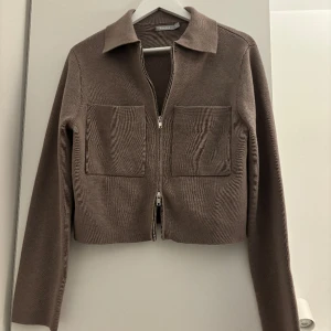 Kofta - Superfin kofta från Åhléns. Väldigt sparsamt använd så fint skick 💛 nypris 499kr