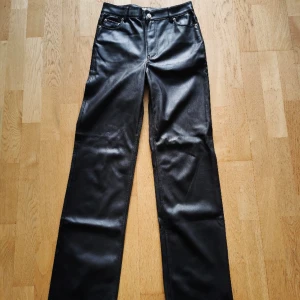 Skinnbyxor - Skinnbyxor (inte äkta) från Zara  I fint skick   Straight leg modell