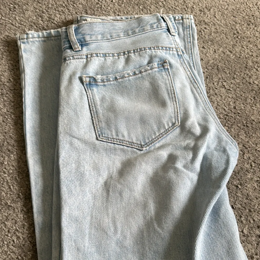 Super fina low waist vintage jeans i ljus blå. Super bra passform. Storlek 38 men de är små i storleken så sitter som 36 på mig. Använda 2 gånger. Rökfritt hem och frakt betalas av köparen.. Jeans & Byxor.