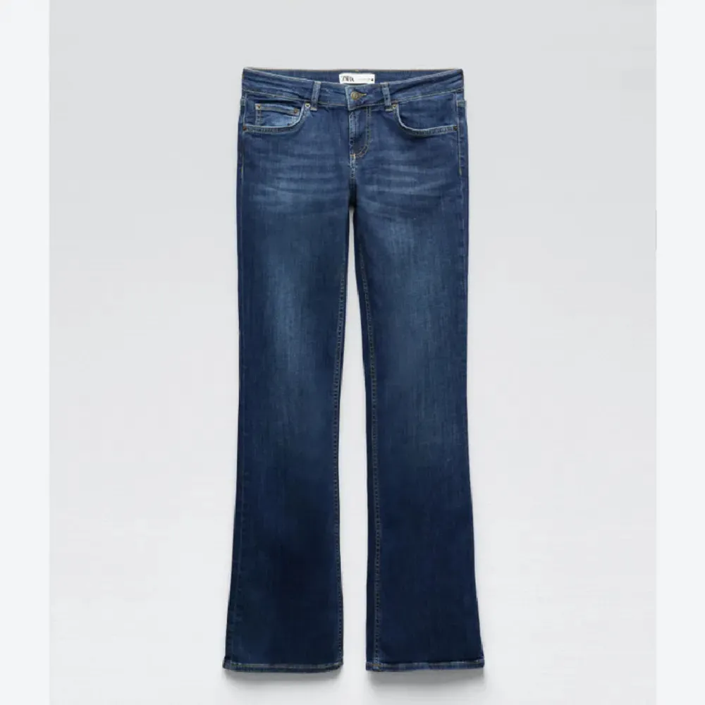 Populära midwaist jeans från Zara. Strl 36❤️ De är ursprungligen Midrise men tycker att dom sitter mer som lowrise. Jag har sprättat upp dom och dom har gått sönder längst ner på baksidan men går att sy ihop.❤️. Jeans & Byxor.