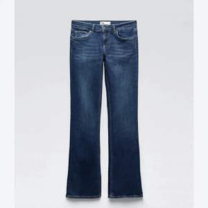 Populära midwaist jeans från Zara. Strl 36❤️ De är ursprungligen Midrise men tycker att dom sitter mer som lowrise. Jag har sprättat upp dom och dom har gått sönder längst ner på baksidan men går att sy ihop.❤️