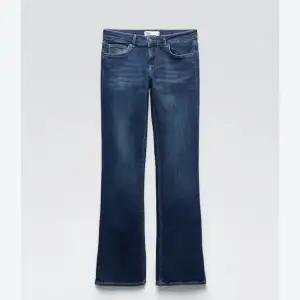 Populära midwaist jeans från Zara. Strl 36❤️ De är ursprungligen Midrise men tycker att dom sitter mer som lowrise. Jag har sprättat upp dom och dom har gått sönder längst ner på baksidan men går att sy ihop.❤️