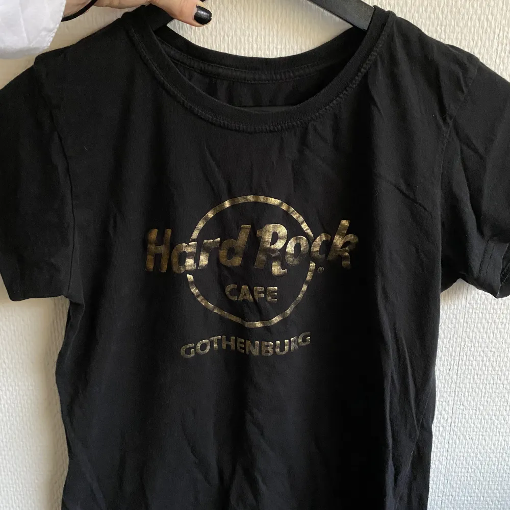 Cool svart t-shirt med guldigt tryck. Kommer inte till användning längre. . T-shirts.