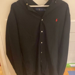 Raplh lauren skjorta - Raplh lauren skjorta aldrig använd, hör av er för minst lilla intresse. Pris kan ändras vid snabb affär.