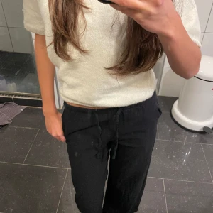 Linnebyxor  - Ett par superfina svarta linnebyxor från Gina Young. Använda 1-2 gånger. Säljer då de är för korta! Kan självklart skicka egna bilder vid intresse💕 Lägger upp igen pga FRI FRAKT⭐️
