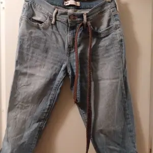 Jeansshorts eller kortbyxor från Levi's. Är storlek 6 vilket motsvarar ungerför storlek 38/M i Sverige. Inga defekter men tecken på användning