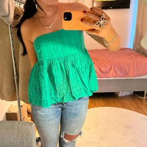 Grön top med volang - Säljer denna supersöta somriga topp som går att både ha som linne och bandeau💓