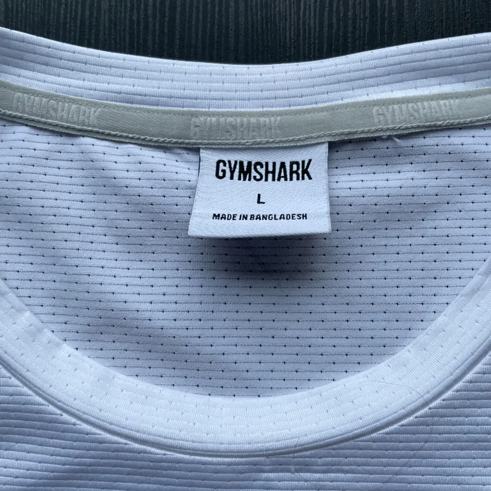 Säljer en gymshark tröja i storlek L. Nyskick utan prislapp och bara legat i garderoben! Tveka inte på att höra av dig om det är någon fundering😁. Tröjor & Koftor.