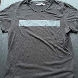 Säljer en Glenn Strömberg T-shirt i storlek M. Sparsamt använd eftersom den mest legat i garderoben! Tveka inte på att höra av dig om det är någon fundering😁