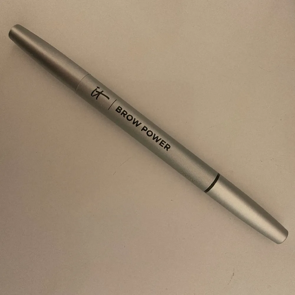 It cosmetics Brow Power Pencil i färgen Universal Auburn. Endast testad en gång men färgen passa inte mig därför säljer jag den.. Övrigt.