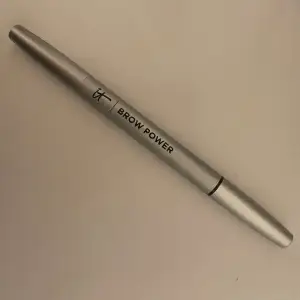 It cosmetics Brow Power Pencil i färgen Universal Auburn. Endast testad en gång men färgen passa inte mig därför säljer jag den.