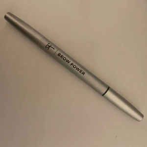 It Cosmetics Brow Power Pencil Universal Auburn  - It cosmetics Brow Power Pencil i färgen Universal Auburn. Endast testad en gång men färgen passa inte mig därför säljer jag den.