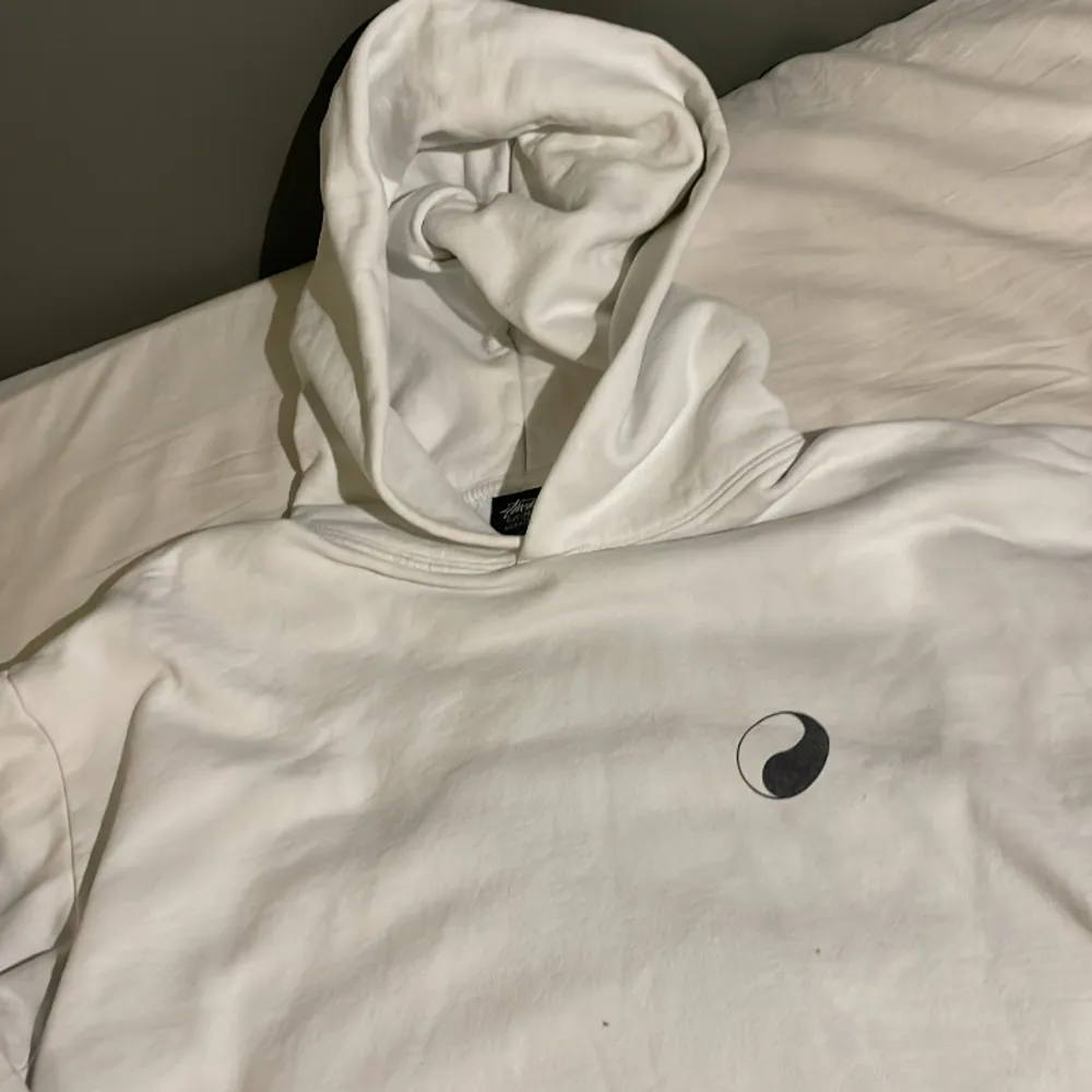 Tjena, säljer nu min Stussy hoodie som är i storlek M. Skick 7/10 eftersom att den har små små prickar av fläckar på ett ställe. Köpt här på Plick. Jag är öppen för byten men helst pengar. Skriv för frågor och bilder.. Hoodies.