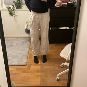 Linnebyxor - Linnebyxor från Madlady, jag har dock klippt av lappen. Dem är i storlek S och längden regular. Säljer den på grund av att de inte passar🥲Köpta för 599 kr. Använda ganska många gånger men i bra skick. Inga hål eller något sådant😊