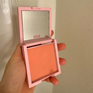 Kylie cosmetics blush - Använd en gång. Färgen Baddie on the block. 🩷