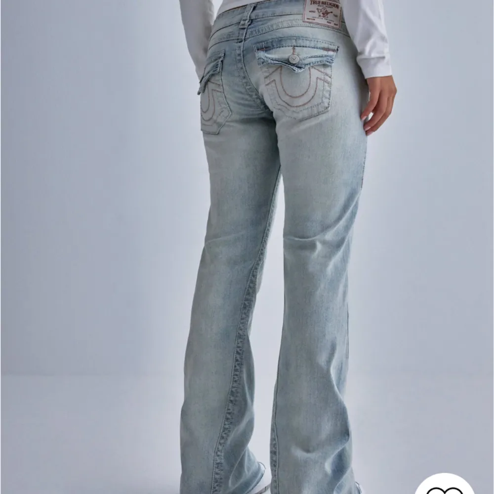 Knappt använda true religion jeans från Nellie (utsålda), originalpris 1.599kr. Lågmidjade bootcat jeans, Joey LR flare big T💕Jag är 169 och längden är perfekt, liiite långt i hälen om man har låga skor men nuddar knappt marken🌟. Jeans & Byxor.