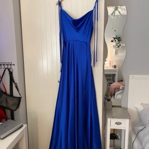 Klänning  - Jättefin klänning, perfekt till balen!🫶 superfin när solen lyser på! Köpt på Helenas boutique för 1998kr . Klänningen är uppsydd, den passar mig som är 160cm med 6cm klackar. Banden går att knyta efter egen längd