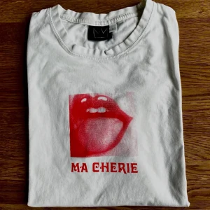 Hov1 merch - Jättwfin äkta ma cherie T-shirt från 2019! Använd ca 10 gånger men säljer då jag inte är ett fan längre, inga defekter!