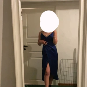 Klänning  - En omlottklänningen i satin! Nästan helt oanvänd, bara använts en gång 