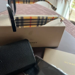 Burberry solglasögon - Äkta Burberry köpta på Zalando. Mkt bra skick, knappt använda. Fodral och kartong medföljer. Frakt tillkommer om de skall skickas.