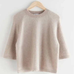 beige & other stories tröja  - fin & other stories tröja!! nyskick och har inga defekter💓💞💗kommer inte sälja för under 450!!!