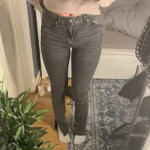 Fina jeans från Zara i storlek 36. Det är lite slitna vid slitsen men det är inget man tänker på. Skriv om du har frågor!