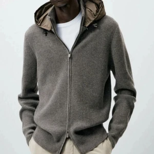 Massimo Dutti Cardigan - Säljer denna sjukt eftertraktade cardiganen från Massimo dutti, skick 10/10. Söker gärna även en likadan cardigan i storlek M.