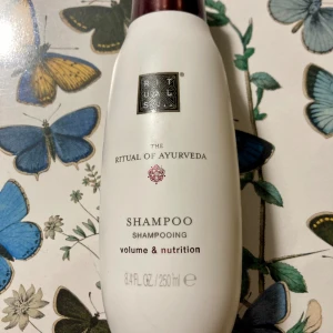 *NY* Shampoo Ayurveda, 250 ml, Fr Rituals  - Shampoo -The Ritual of Ayurveda -  Volume and Nutrition  Skapa harmoni och balans med det näringsgivande schampot från The Ritual of Ayurveda som gör håret friskt, glänsande och fullt av volym från rot till topp. 