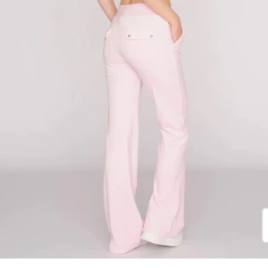 Juciy couture - Säljer mina rosa juciy då dom är för stora för mig. Fick dom i julklapp men det var fel storlek och gick inte att skicka tillbaka. Dom är endast testade så inga defekter.