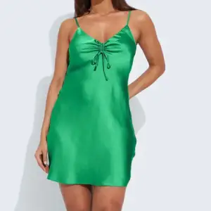 Supergullig grön klänning ifrån bik bok i str xs som inte säljs längre, endast använd 1 gång🥰 nypris 500