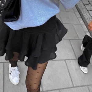 Kjol  - Svart volang kjol, storlek S men rätt liten i storleken så hade nog passat till någon som bär xxs/xs.