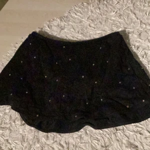Svart karisma kjol - Säljer min karisma kjol eftersom jag inte använder den så mycket. Alla svariovski diamanter är kvar och den är i bra skick! Storleken är small men passar xs också🤗