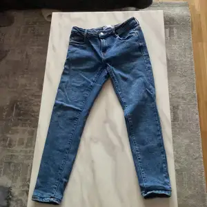 Jeans från ZARA, bra skick, knappt använda Storlek: 36 Färg: mörkblå/blå Dem är raka men även lite skinny jeans, dem är inte stretchiga.
