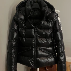 Mackage jacka  - Svart Mackage jacka i strl:M, jag har vanligtvis xs/s men den är liten i storleken. Köpt från johnells i december, använd Max 6 ggr. Galje och förpackning finns kvar.   Nypris: 10 000kr Mitt pris: 3500kr  ✨ köparen står för frakten✨ 
