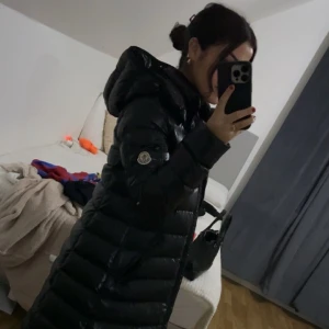 Moncler jacka  - Moncler jacka i maya modell, dock i den långa versionen, QR kod finns, endast använd under december månad<3 en liten xs 