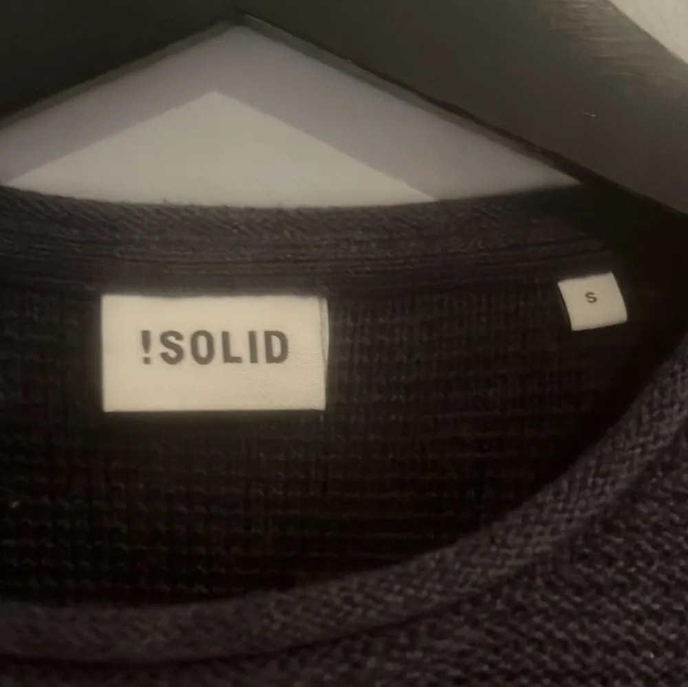 Hej,  Säljer en solid tröja som köptes för 1 månad sen på pondus för 699kr. Aldrig använd, skick: 10/10 Passar in i ”grisch” stilen!. Tröjor & Koftor.