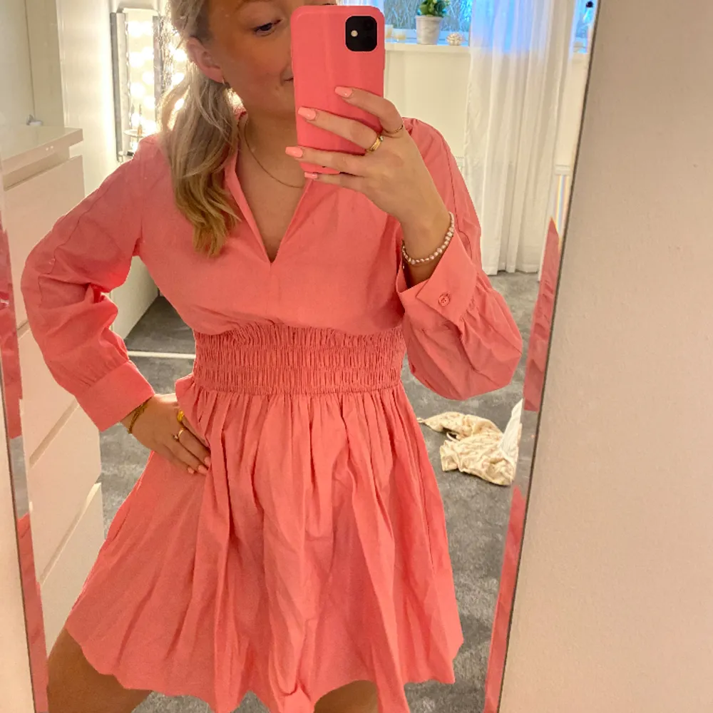 Supersöt rosa skjortklänning med detaljer i midjan från zara! Klänningen är helt perfekt till sommaren med mer seris i färgen än vad som visas på bilderna!. Klänningar.
